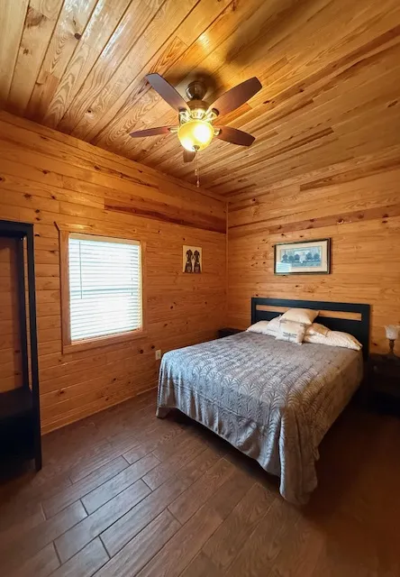 2nd Bedroom: Queen bed with 32" TV on the 1st floor.